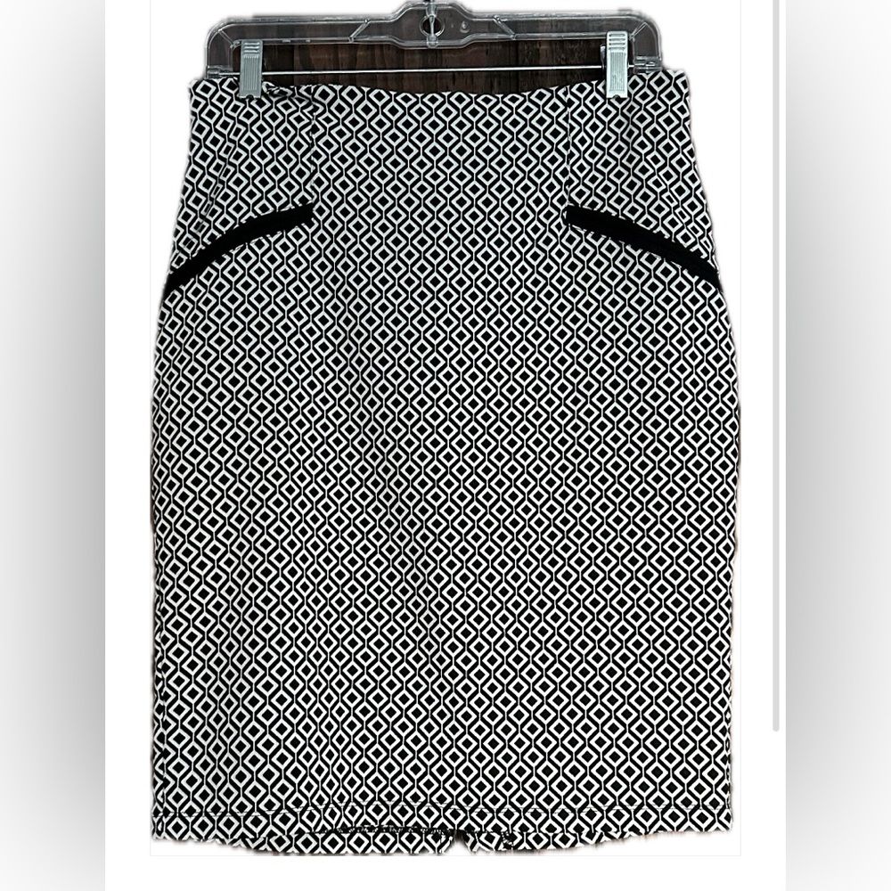 Size XL black white pencil skirt.